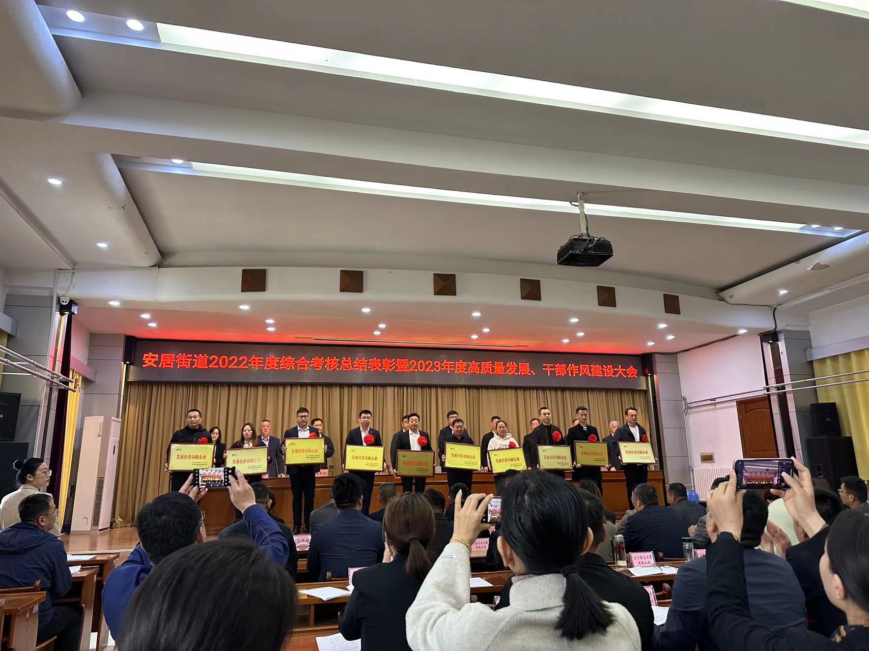 【濟(jì)寧大運(yùn)河駕?！繜崃易ＹR我校榮獲“發(fā)展經(jīng)濟(jì)功勛企業(yè)”表彰！(圖3)