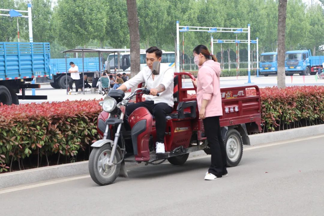 【濟寧大運河駕?！縿趧幼罟鈽s丨“五一”您學車我在崗！(圖3)