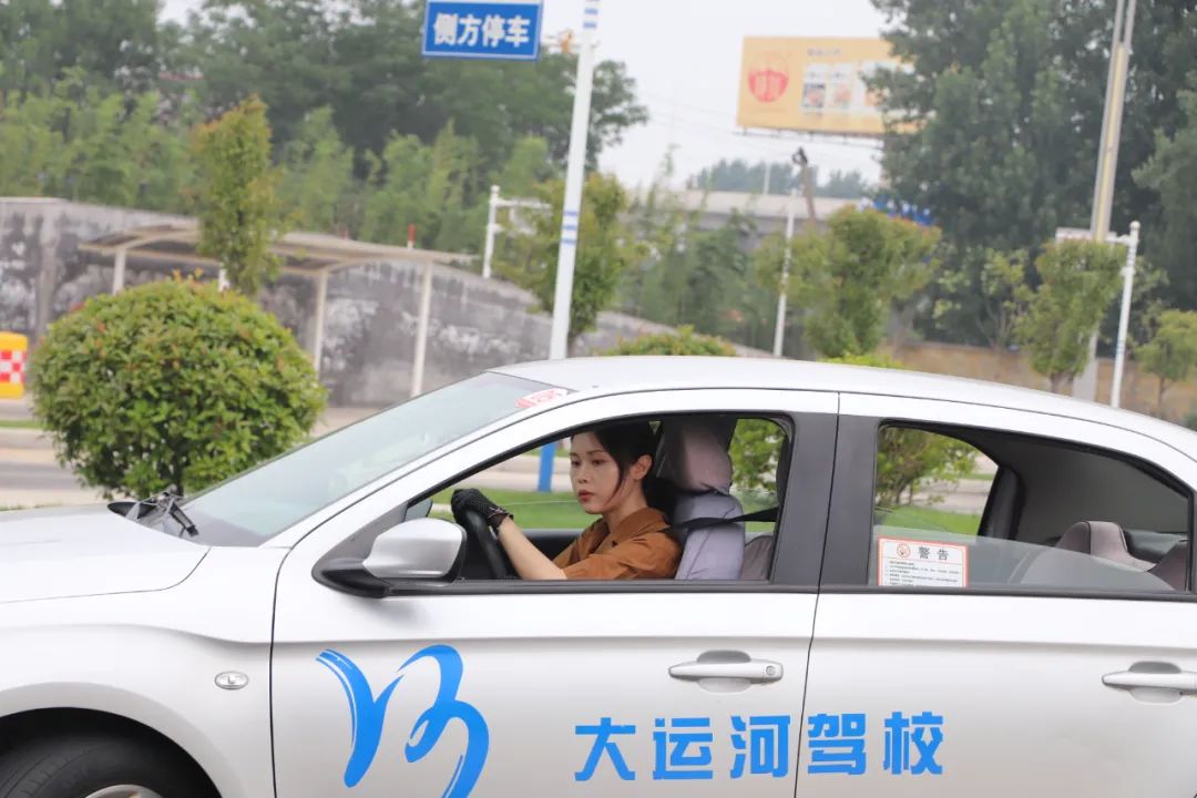 【濟(jì)寧大運(yùn)河駕?！俊暗谑畬脤W(xué)車(chē)夏令營(yíng)”第一批大學(xué)生順利拿證！(圖6)
