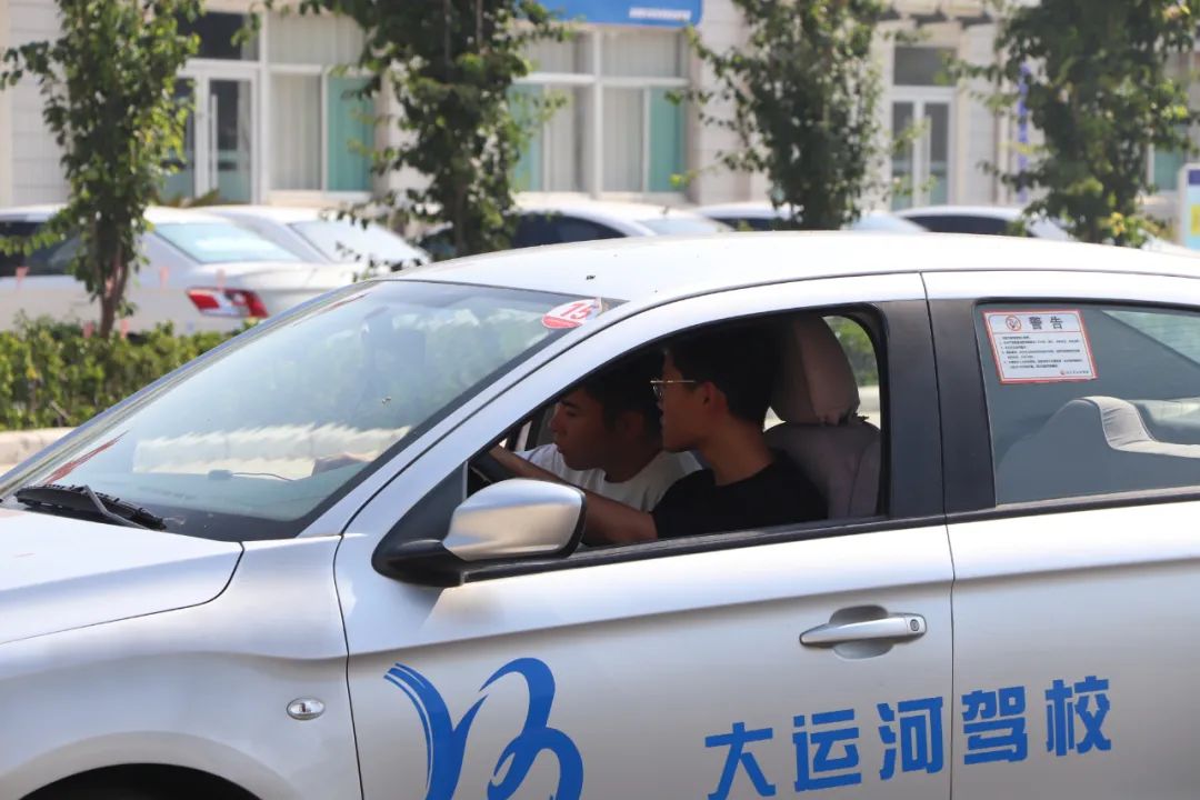 【濟(jì)寧大運(yùn)河駕?！俊暗谑畬脤W(xué)車(chē)夏令營(yíng)”第一批大學(xué)生順利拿證！(圖3)