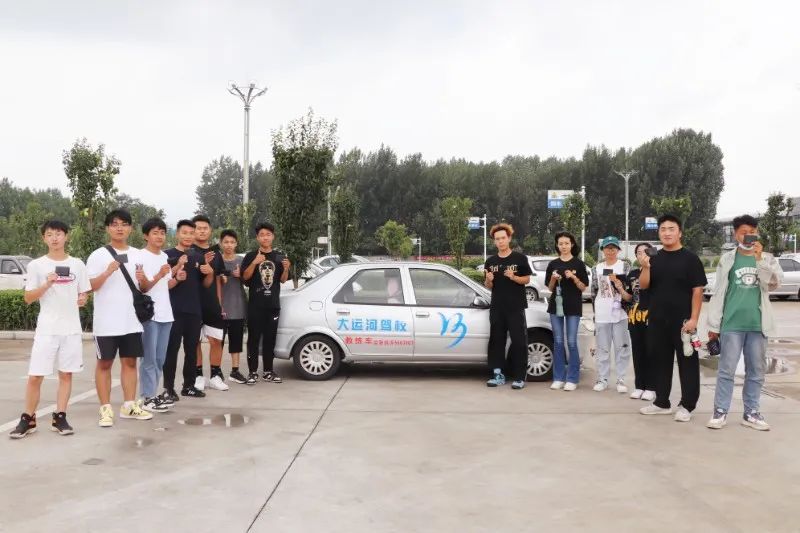 【濟(jì)寧大運(yùn)河駕校】“第十屆學(xué)車(chē)夏令營(yíng)”第一批大學(xué)生順利拿證！(圖1)