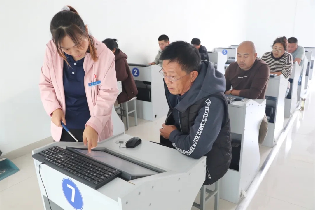 選擇“VIP易學(xué)班”，拿不到證全額退費(fèi)！(圖2)