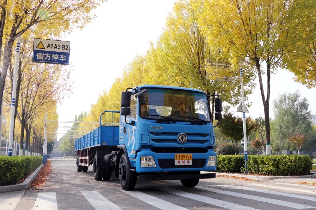 賞校園秋日盛景，享大車(chē)班型升級(jí)福利——學(xué)車(chē)就現(xiàn)在！(圖1)