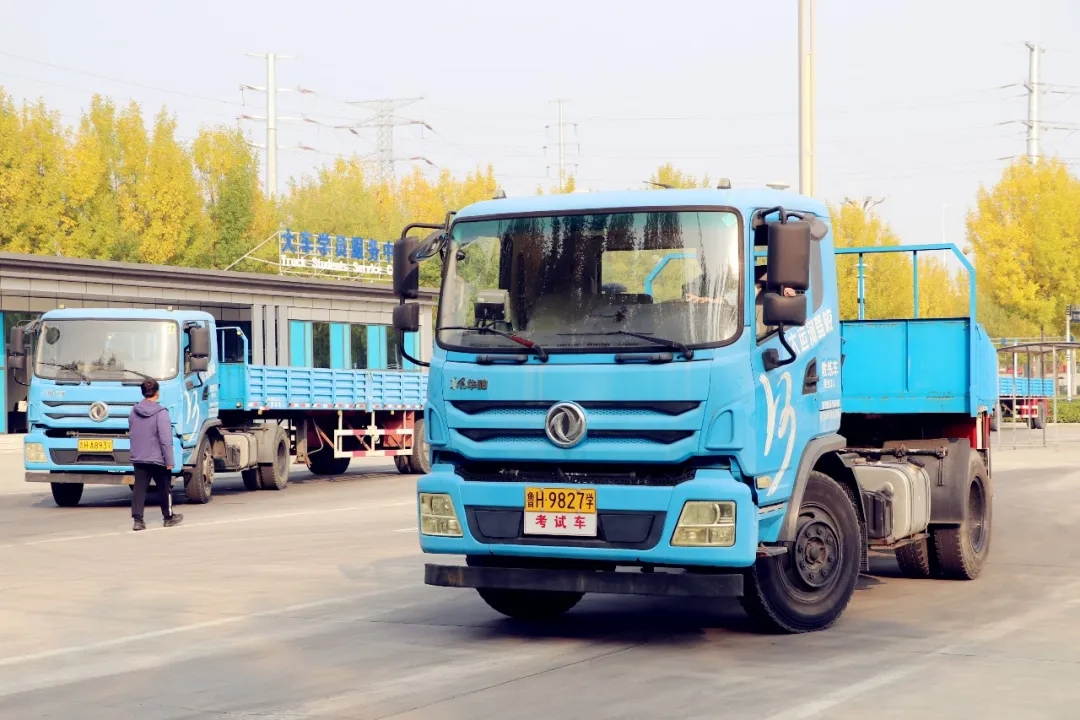 賞校園秋日盛景，享大車(chē)班型升級(jí)福利——學(xué)車(chē)就現(xiàn)在！(圖4)